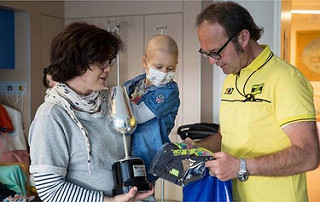 Valentino Rossi dona coppa GP a bambino di Vallo malato di leucemia