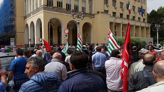 Operai idraulico forestali. Monta la protesta davanti alla Prefettura di Salerno