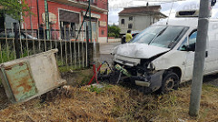 Padula: incidente sulla SS 19. Furgone finisce contro muretto e trancia tubo dell’acqua