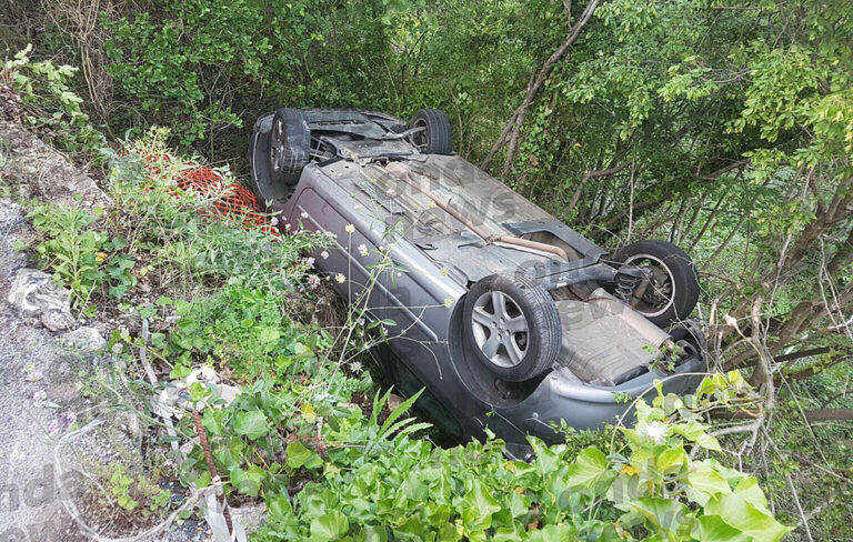 Incidente a Sicignano degli Alburni. Auto si capovolge, miracolosamente illesi due 25enni