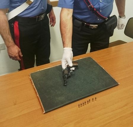 In auto con una pistola pronta a sparare. Arrestati tre giovani nel Cilento