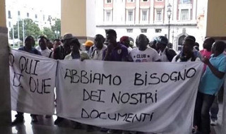 Migranti ospiti del centro di accoglienza di Sicignano protestano per i documenti