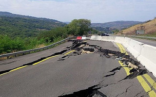 Cilentana, tubo d’acciaio su un’auto. Operaio gravemente ferito