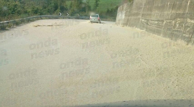 Violento temporale allaga la SP94 a Vietri di Potenza. Traffico in tilt