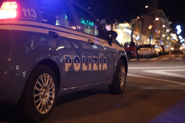 macchina-polizia-notte