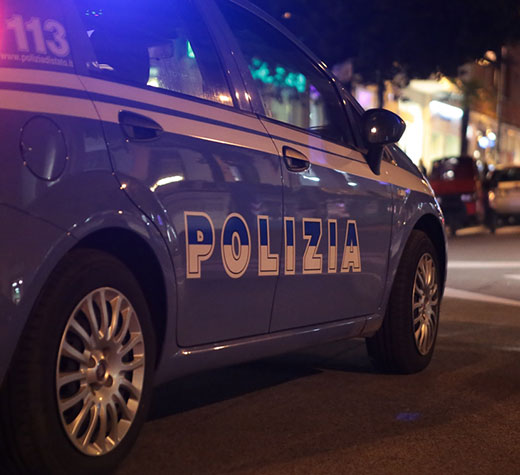 macchina-polizia-notte-evidenza