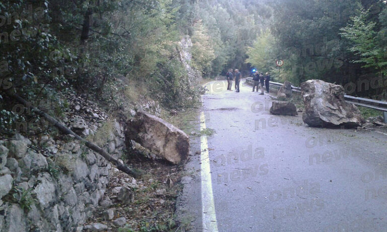 Frana sulla S.P.16 a Caselle in Pittari. Riaperta l’arteria dopo la messa in sicurezza