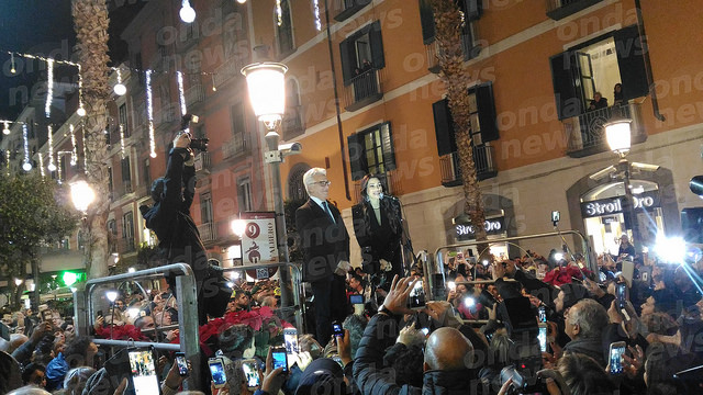 Manuela Arcuri madrina dell’accensione dell’albero di Natale a Salerno