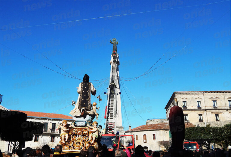 Teggiano: emozione e partecipazione per il classico omaggio alla statua di San Cono