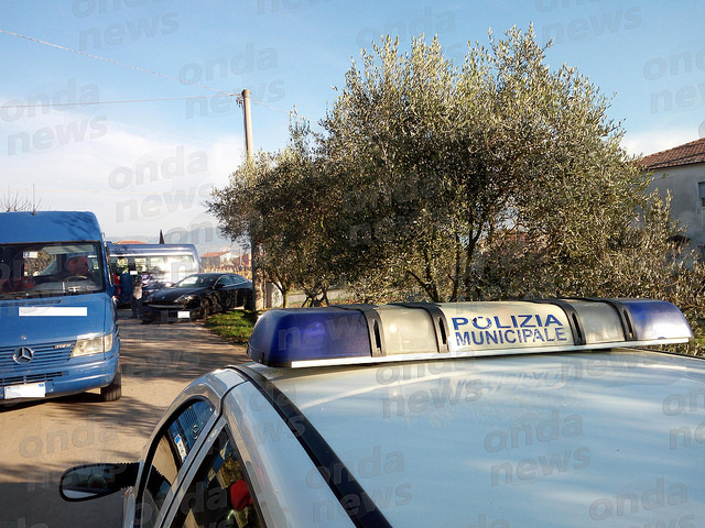 Teggiano: scontro tra un’auto e un minibus. Interviene la Polizia Municipale