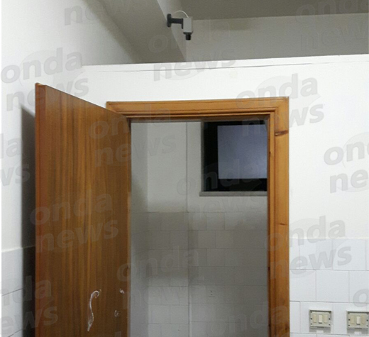 telecamera-bagno-scuola-san-pietro-evidenza