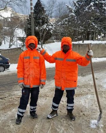 Neve e gelo a Caggiano. Tra i volontari anche due giovani migranti ghanesi