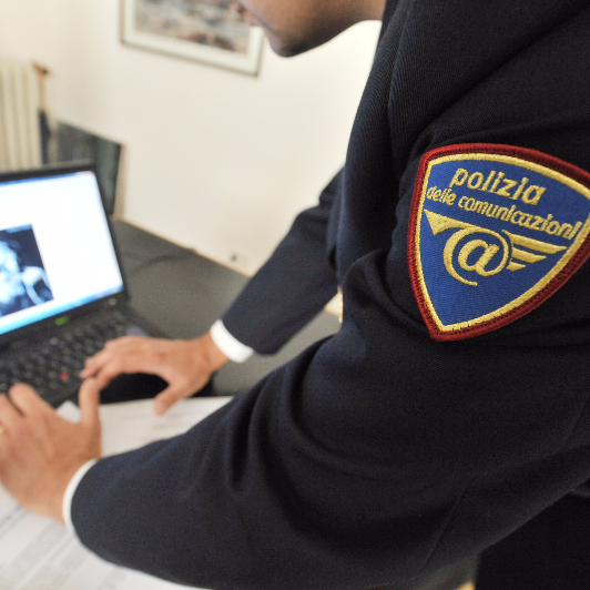 Prezzi vantaggiosi su marchi prestigiosi online. La Polizia Postale mette in guardia da possibili truffe