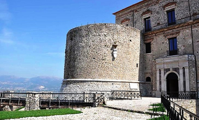 Curiosità storiche valdianesi. Quattro secoli con i Sanseverino