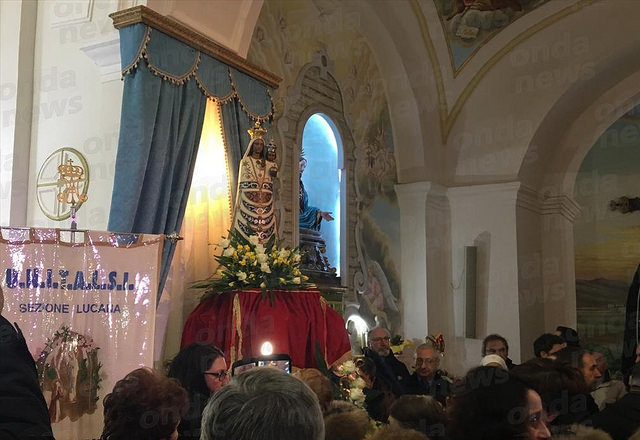 Centinaia di fedeli per l’arrivo dell’effigie della Madonna di Loreto a Vietri di Potenza