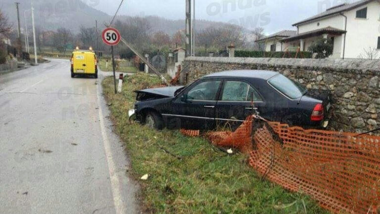 Montesano: perde il controllo dell’auto e finisce contro un palo dell’illuminazione