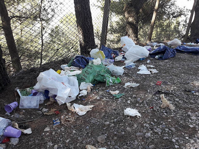 Sala Consilina: cumuli di rifiuti abbandonati nei pressi del santuario di San Michele