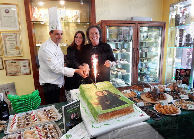 Red Canzian alla Pasticceria D’Elia di Teggiano: “Vegano? La scelta più naturale possibile”