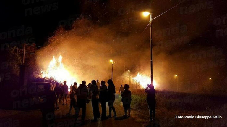 Paura a Policastro Bussentino. Le fiamme di un vasto incendio raggiungono le abitazioni