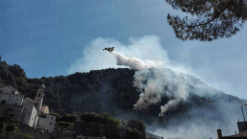 Vasto incendio a Lauria. Evacuate diverse abitazioni