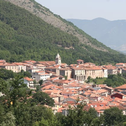 Buonabitacolo: giovani a lavoro per pulire il campo da calcetto e renderlo nuovamente accessibile