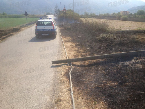 Sala Consilina: incendio in località Sant’Agata. Le fiamme avvolgono pali della Telecom