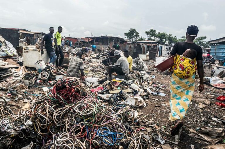 Fausto Maniglia, fotoreporter di Buonabitacolo, nell’inferno della discarica più grande dell’Africa