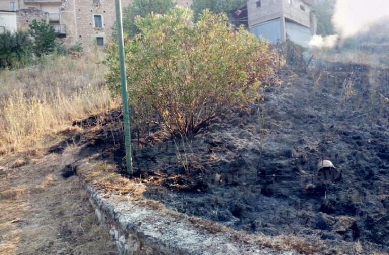 Teggiano: in fumo un terreno nel centro storico. I Vigili del Fuoco evitano il peggio