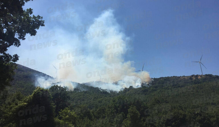 Continua a bruciare vasta area tra Brienza e Sant’Angelo le Fratte. Si lavora per domare le fiamme