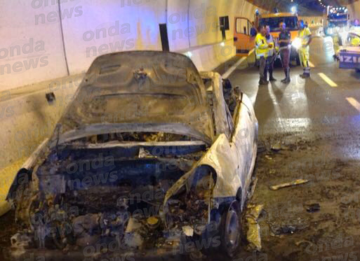 Auto in fiamme in galleria sull’A2 nei pressi di Contursi. Intervengono i Vigili del Fuoco