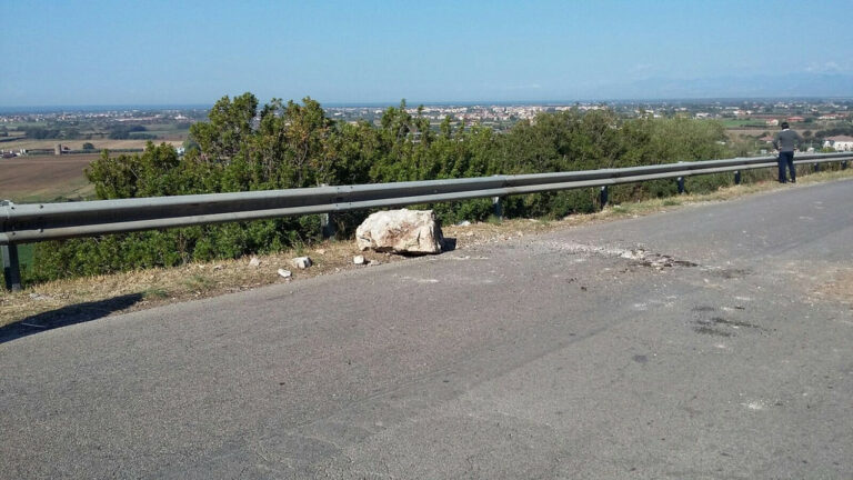 Cadono massi sulla carreggiata. Chiusa al traffico la S.P.13 a Capaccio