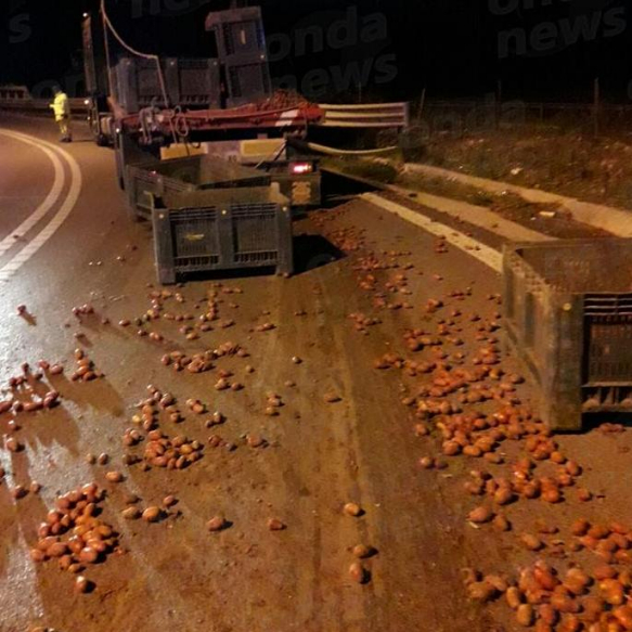 Camion perde carico di pomodori allo svincolo dell’A2 di Contursi Terme