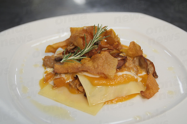 Al Magic Hotel di Atena Lucana lasagna scomposta con crema di zucca, salsiccia e funghi porcini