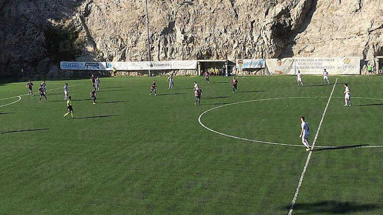 Calcio, il Valdiano supera in trasferta la Costa D’Amalfi (1-2). Secondo posto solitario