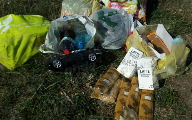 Teggiano: butta in aperta campagna gli aiuti alimentari per i poveri. Sanzionato cittadino rumeno