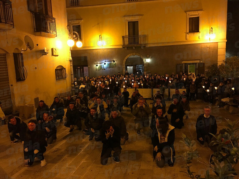 Un’emozionante fiaccolata a Vietri di Potenza per ricordare le vittime di femminicidio