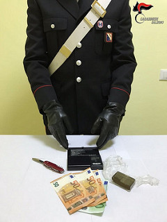 Alla vista dei Carabinieri getta l’hashish dal finestrino dell’auto. Arrestato 27enne di Montesano