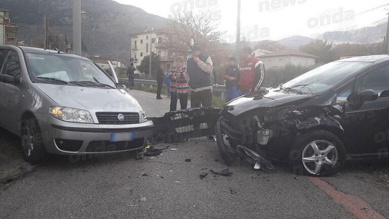 Sassano: scontro tra due auto, feriti due giovani del posto