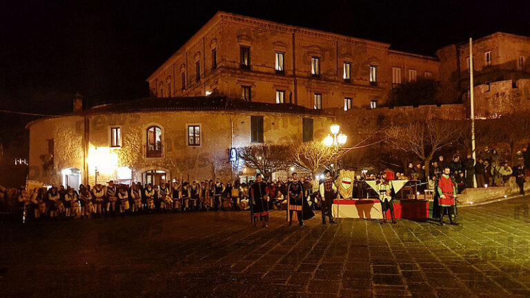 Teggiano: applausi e popolo in festa per la 1^ edizione de “La tregua del Sanseverino”