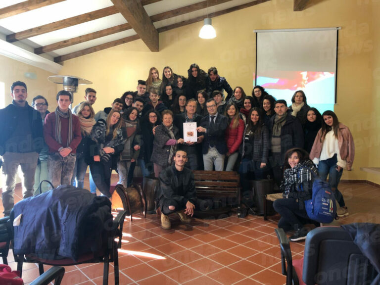 Gli studenti del Liceo Artistico di Teggiano consegnano i pezzi restaurati al Museo di Montesano