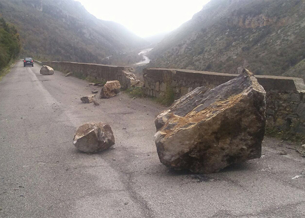 Ondata di maltempo nel Cilento. Cadono massi lungo la Strada Provinciale 66 a Camerota