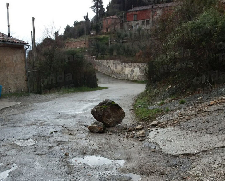 Maltempo. A Sala Consilina cade un masso lungo la strada a causa delle forti piogge