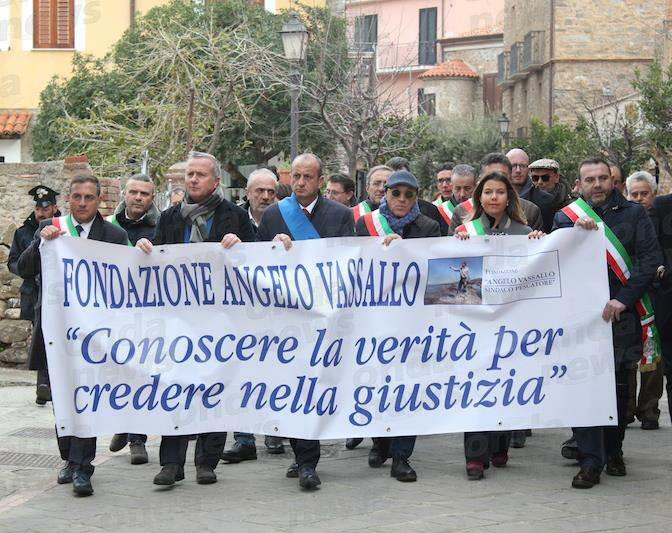 Commozione e partecipazione alla marcia in ricordo di Angelo Vassallo ad Acciaroli