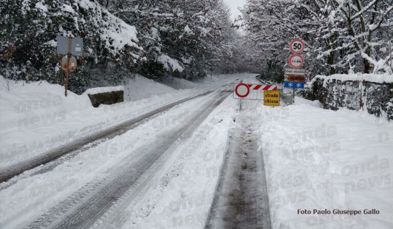 Neve e ghiaccio sulla Provinciale del Corticato. Chiuso il tratto tra Teggiano e Sacco