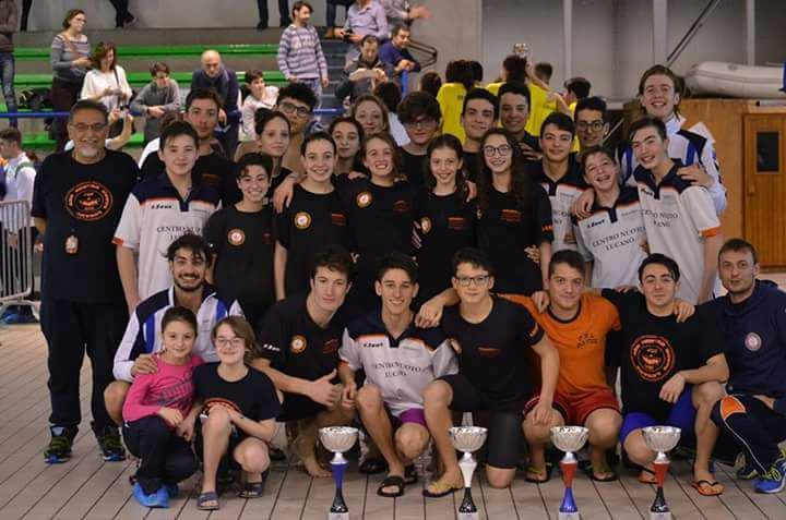 Numerose medaglie ai Campionati regionali di nuoto in Basilicata. Premiato un giovane di Atena Lucana