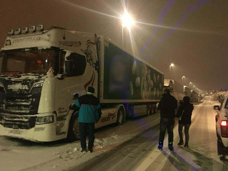 Mezzi bloccati a Tito per la neve. La Protezione Civile offre cibo e assistenza agli autotrasportatori