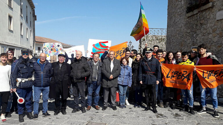 Don Marcello Cozzi,vicepresidente di Libera, in marcia con gli studenti del “Leto” contro la criminalità