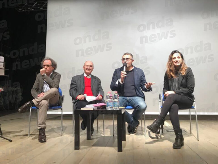 Teatro in Sala. Gli studenti del “Cicerone” discutono di criminalità con il cantautore Nando Misuraca