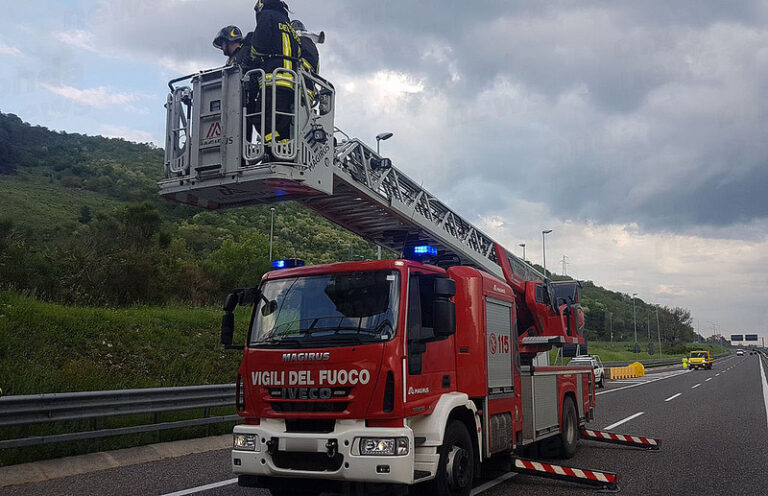 Cadono calcinacci da un cavalcavia sull’A2 ad Atena Lucana. Intervengono i Vigili del Fuoco