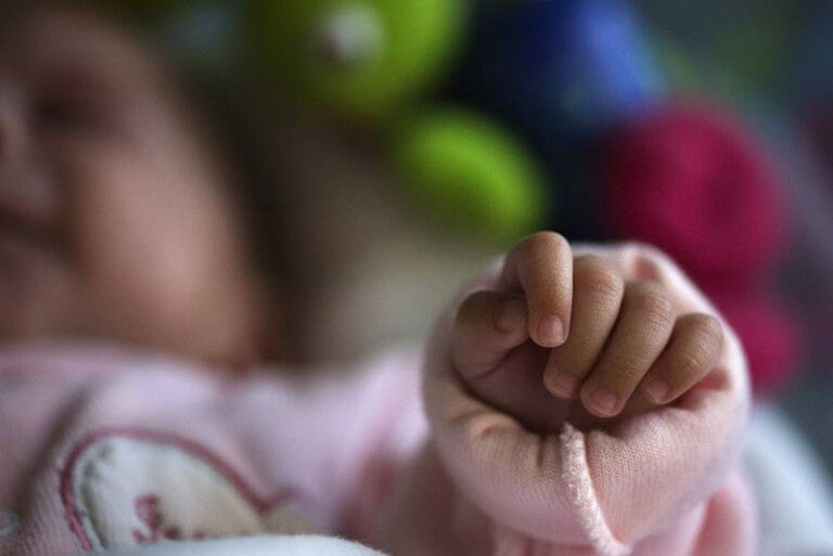 Morsa nella culla da un topo. Bimba di Contursi finisce in ospedale